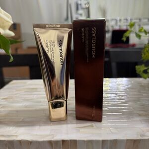 NIB Hourglass Illusion Luminous Glow Foundation in Shade 2